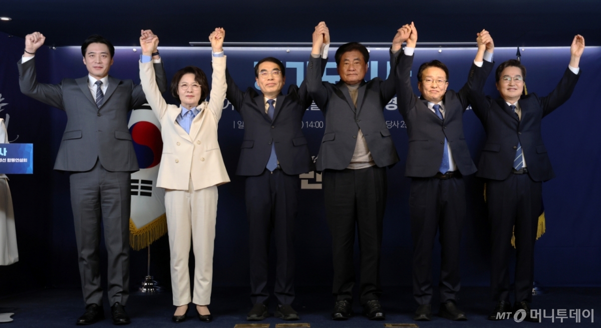 [서울=뉴시스] 조성봉 기자 = 더불어민주당 경기도지사 경선 후보인 한준호(왼쪽부터), 추미애 의원, 양기대 전 의원, 소병훈 중앙당 선거관리위원장, 권칠승 의원, 김동연 경기도지사가 15일 오후 서울 여의도 더불어민주당사에서 열린 제9회 전국동시지방선거 경기도지사 후보자 검증을 위한 온라인 합동연설회에서 기념촬영을 하고 있다. (공동취재) 2026.03.15. photo@newsis.com /사진=