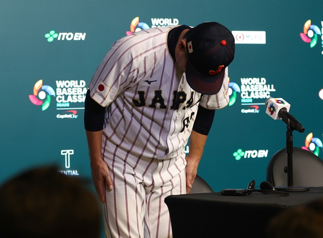 기자회견을 마치고 사죄의 인사를 하는 이바타 감독. /로이터=뉴스1