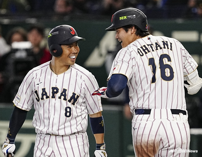 무려 13타수 무안타의 부진을 겪을 곤도(왼쪽). /AFPBBNews=뉴스1