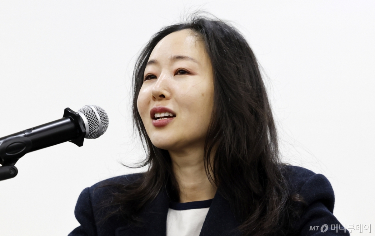 민희진 오케이 레코즈 대표가 지난달 25일 서울 종로구 교원 챌린지홀에서 열린 1심 소송 결과와 향후 계획 등 발표를 위한 기자회견에서 발언하고 있다. /사진=뉴시스