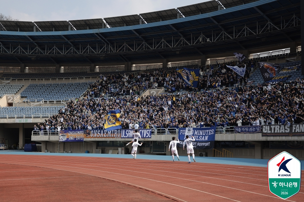 울산 HD 이동경이 15일 부천종합운동장에서 열린 부천FC전에서 역전골을 터뜨린 뒤 팬들과 기뻐하고 있다. /사진=한국프로축구연맹 제공