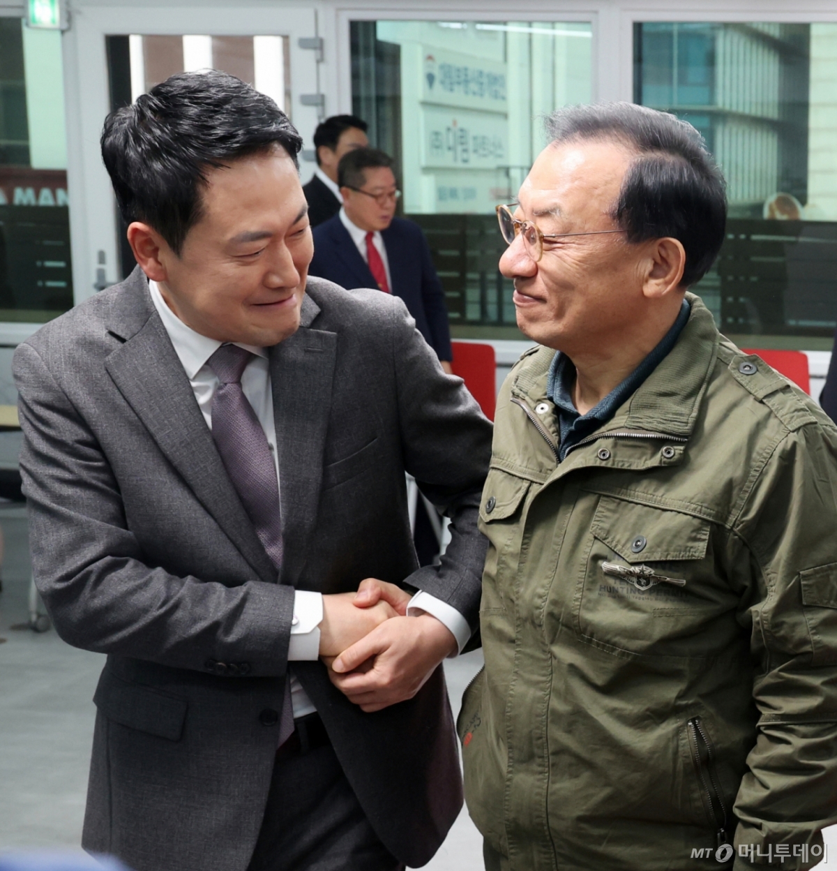 (서울=뉴스1) 황기선 기자 = 장동혁 국민의힘 대표와 이정현 공천관리위원장이 23일 오후 서울 영등포구 여의도 국민의힘 중앙당사에서 열린 '제9회 전국동시지방선거 중앙당 공천관리위원회 공천 혁신 서약식'을 마치고 악수하며 퇴장하고 있다.  2026.2.23/뉴스1  Copyright © 뉴스1. All rights reserved. 무단 전재 및 재배포,  AI학습 이용 금지. /사진=(서울=뉴스1) 황기선 기자