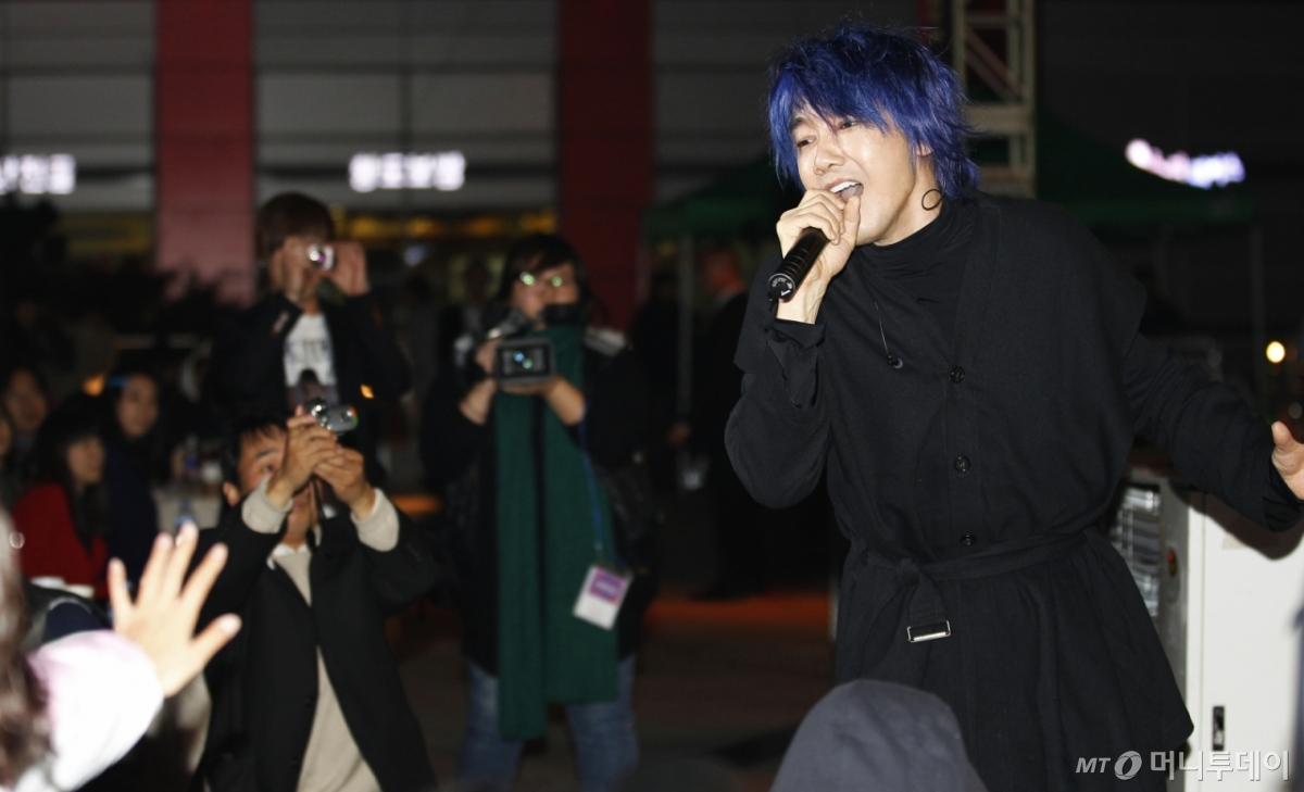 가수 김장훈이 2010년 서울 용산 아이파크몰 이벤트 광장에서 열린 다문화가정 돕기 콘서트 'We are the ONE'서 멋진 무대를 펼치고 있다./사진=머니투데이 사진DB