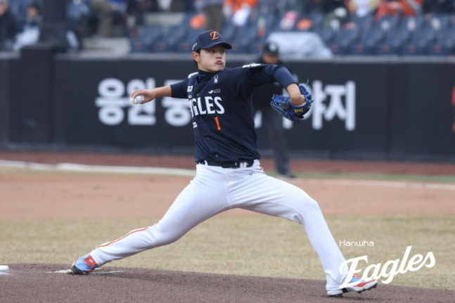 문동주가 SSG와 시범경기에서 역투를 펼치고 있다. /사진=한화 이글스 제공