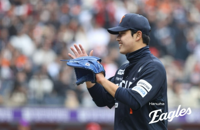 이닝을 마치고 더그아웃으로 향하며 미소를 짓고 있는 문동주. /사진=한화 이글스 제공