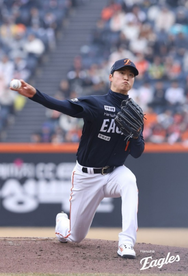 문동주에 이어 등판한 엄상백이 역투를 펼치고 있다. /사진=한화 이글스 제공