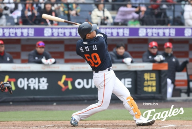2회말 홈런을 쏘아올리는 허인서. /사진=한화 이글스 제공