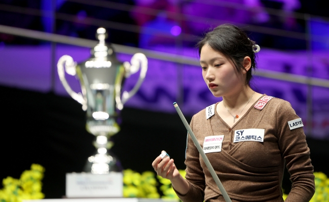 한지은이 스트로크를 앞두고 수구를 바라보고 있다. /사진=PBA 투어 제공