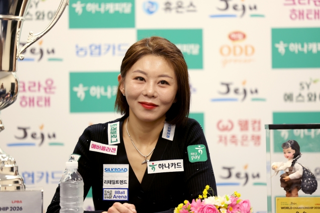 김가영이 15일 제주특별자치도 제주시 한라체육관에서 열린 2025~2026시즌 왕중왕전 '하나카드 하나캐피탈 LPBA 월드챔피언십' 결승에서 승리하며 우승을 한 뒤 기자회견에 나서고 있다. /사진=PBA 투어 제공