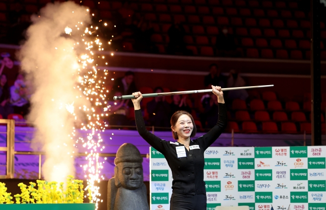 챔피언샷을 성공시킨 뒤 김가영을 큐를 들고 세리머니를 하고 있다. /사진=PBA 투어 제공