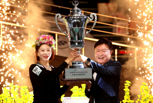 김가영(왼쪽)이 우승 트로피를 들고 기뻐하고 있다. /사진=PBA 투어 제공