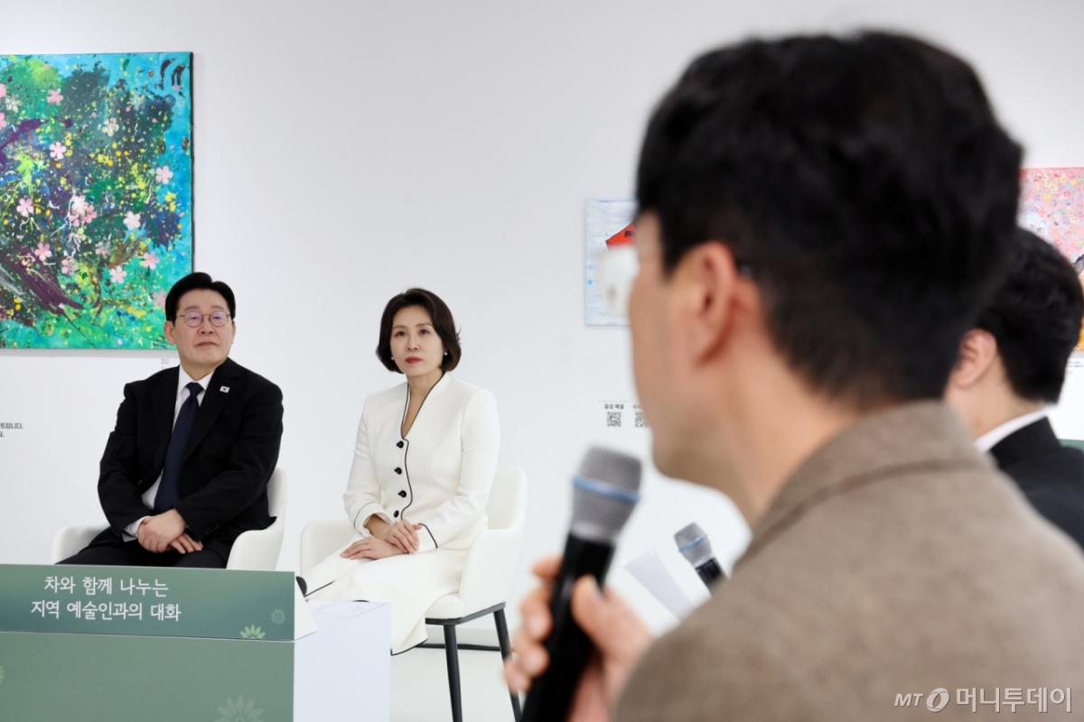 (창원=뉴스1) 이재명 기자 = 이재명 대통령과 김혜경 여사가 15일 창원 창동예술촌 아트센터에서에서 열린 차와 함께 나누는 지역예술인과의 대화에서 참석자의 발언을 경청하고 있다. 2026.3.15/뉴스1 Copyright © 뉴스1. All rights reserved. 무단 전재 및 재배포, AI학습 이용 금지. /사진=(창원=뉴스1) 이재명 기자