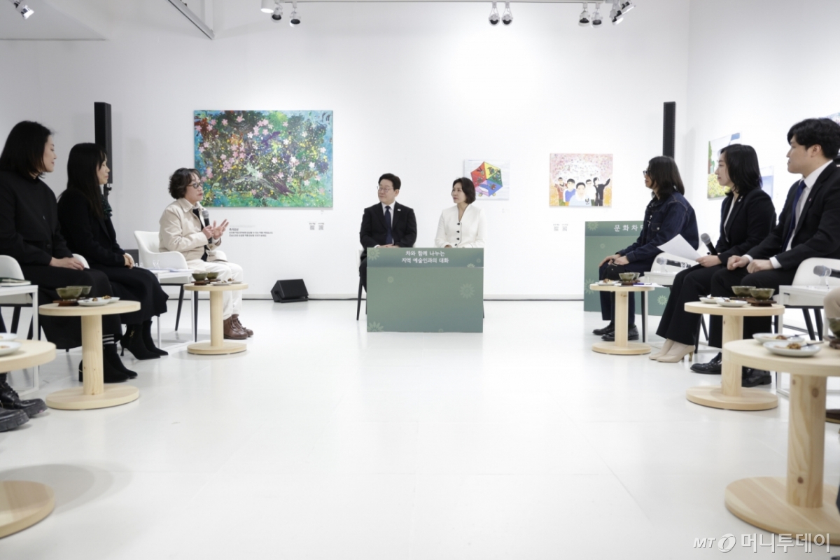 (창원=뉴스1) 이재명 기자 = 이재명 대통령과 김혜경 여사가 15일 창원 창동예술촌 아트센터에서에서 열린 차와 함께 나누는 지역예술인과의 대화에서 참석자들의 발언을 경청하고 있다. Copyright © 뉴스1. All rights reserved. 무단 전재 및 재배포, AI학습 이용 금지. /사진=(창원=뉴스1) 이재명 기자