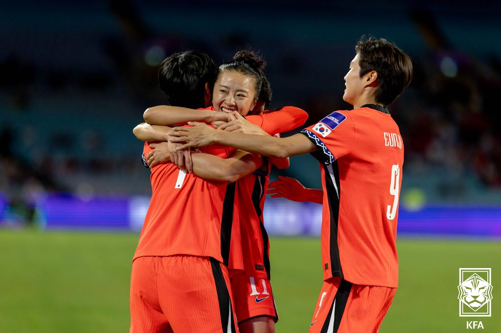 여자대표팀 선수들이 우즈베키스탄과의 여자 아시안컵 8강전에서 골을 넣은 뒤 기뻐하고 있다. /사진=대한축구협회 제공