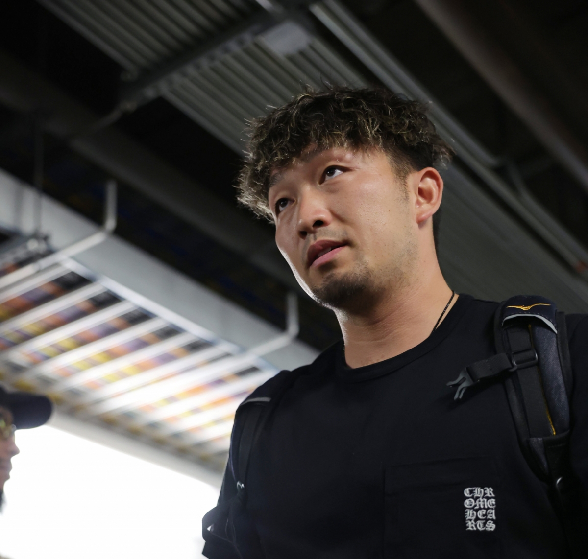 일본 야구 대표팀 스즈키 세이야가 15일 베네수엘라와 8강전을 마치고 어두운 표정으로 경기장을 빠져나가고 있다. /로이터=뉴스1