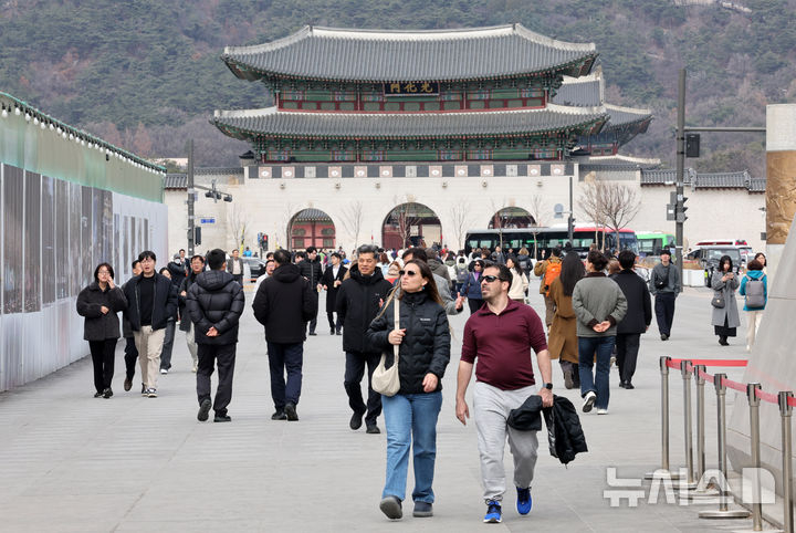 오늘(16일)은 대기 정체 영향으로 전국 곳곳의 미세먼지 농도가 높을 것으로 예상된다. 전국 대부분 지역의 아침 기온이 영하권에 머물며 춥겠으나, 낮에는 기온이 15도 안팎까지 오르며 일교차가 클 것으로 보인다./사진=뉴시스