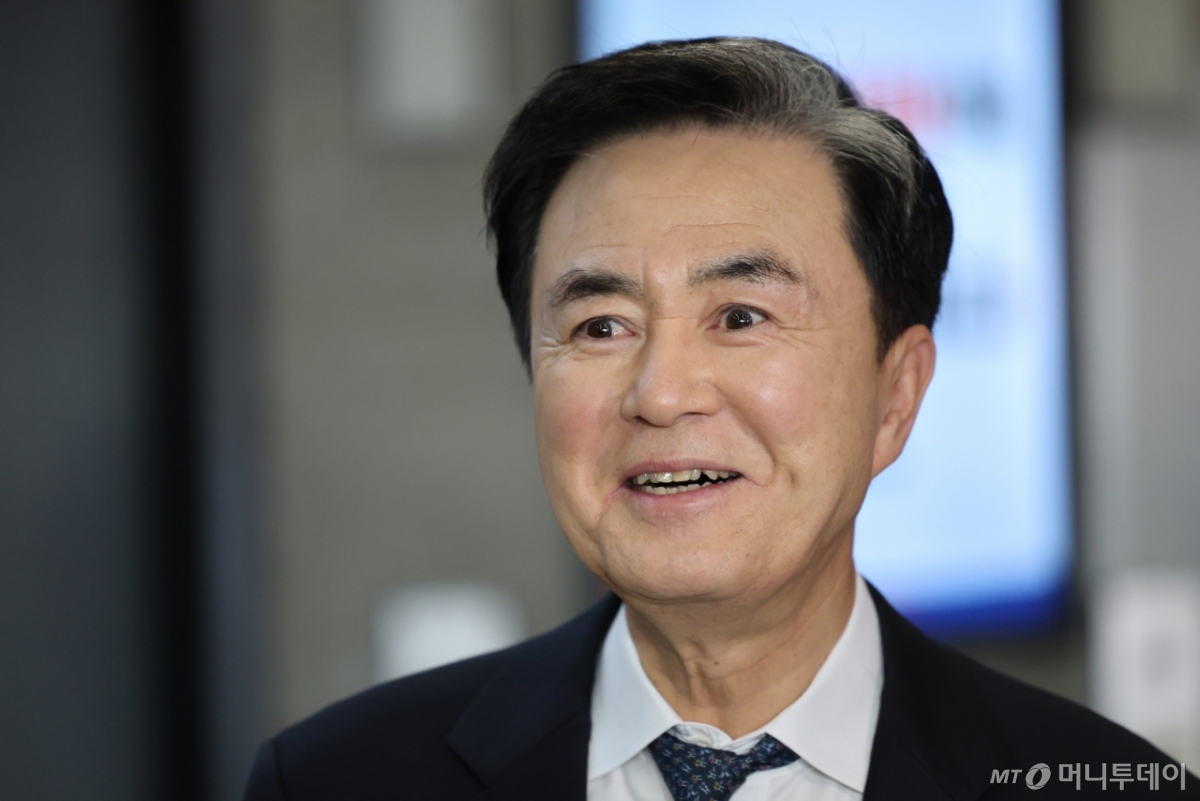 (서울=뉴스1) 이승배 기자 = 김태흠 충남지사가 13일 서울 여의도 국민의힘 중앙당사에서 열린 공천 면접심사를 마치고 취재진의 질의에 답변하고 있다. 2026.3.13/뉴스1 Copyright © 뉴스1. All rights reserved. 무단 전재 및 재배포, AI학습 이용 금지. /사진=(서울=뉴스1) 이승배 기자