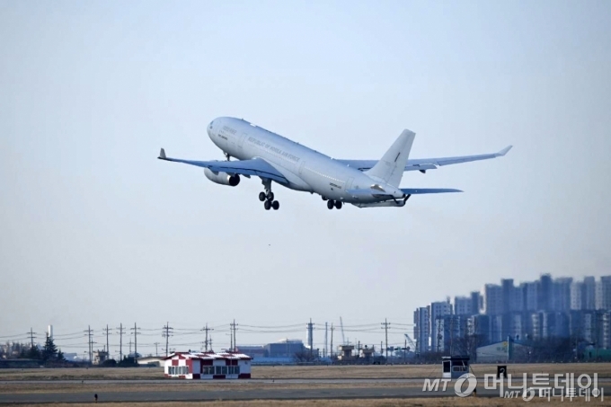 (서울=뉴스1) = 15일 외교부와 국방부는 공군 다목적 수송기 KC-330 '시그너스' 1대가 지난 14일(현지시간) 사우디아라비아 리야드에서 한국인 204명과 외국 국적 가족 5명, 일본 국민 2명 등 총 211명을 태우고 출발했다고 밝혔다. 사진은 사우디아라비아에서 리야드에서 이륙하는 군 수송기. (외교부 제공, 재판매 및 DB금지) 2026.3.15/뉴스1 Copyright © 뉴스1. All rights reserved. 무단 전재 및 재배포, AI학습 이용 금지.