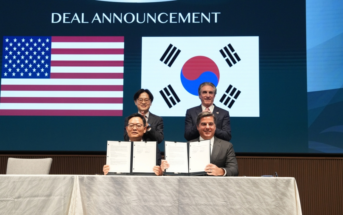 15일 일본 도쿄에서 진행된 한화에어로스페이스와 미국 LNG 생산 기업 벤처 글로벌과의 LNG 장기 구매 계약식에 참석한 (왼쪽 위부터 시계방향으로) 김정관 산업통상부 장관, 더그 버검 미국 내무부 장관, 마이클 세이블 벤처 글로벌 대표, 손재일 한화에어로스페이스 대표가 기념사진을 찍고 있다. /사진=한화에어로스페이스