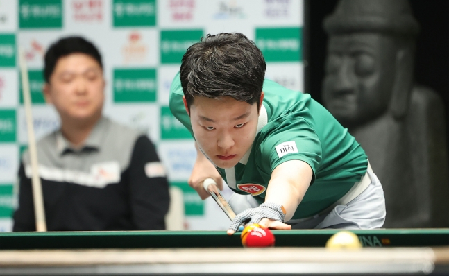 김영원이 날카로운 눈빛으로 수구를 바라보며 스트로크를 준비하고 있다. /사진=PBA 투어 제공