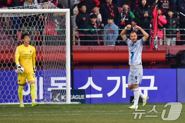 15일 오후 포항스틸러스에서 열린 프로축구 하나은행 K리그1 2026 포항스틸러스와 인천유나이티 FC의 경기 전반 인천 무고사가 선취골을 넣은 후 세리머니를 하고 있다. /사진=뉴스1