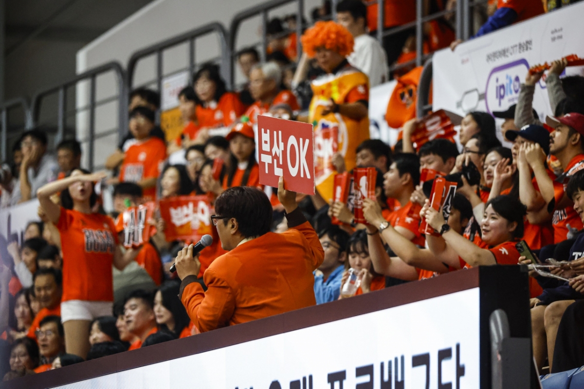 강서실내체육관을 찾은 부산 OK 저축은행 팬들. /사진=OK저축은행 배구단 제공