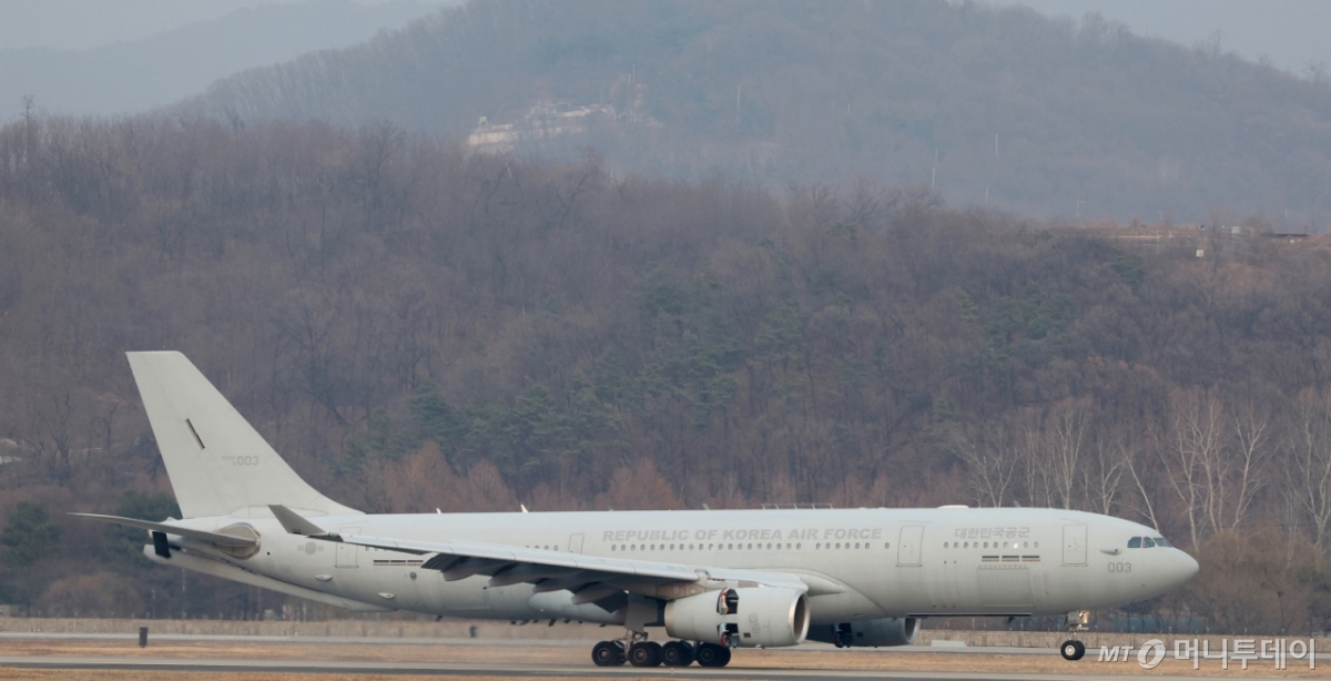 [성남=뉴시스] 사진공동취재단 = 15일 오후 경기 성남 서울공항에서 중동 상황 악화로 현치 체류 교민이 탑승한 공군 다목적 수송기 KC-330 '시그너스'가 도착하고 있다.  외교부와 국방부에 따르면, 우리 국민 204명과 외국 국적 가족 5명, 일본 국민 2명 등 총 211명이 탑승한 군 수송기는 14일(현지시간) 오후 사우디 수도 리야드를 출발, 이날 오후 서울공항에 도착했다.  이번 대피 작전의 명칭은 '사막의 빛'이다. 2026.03.15. 