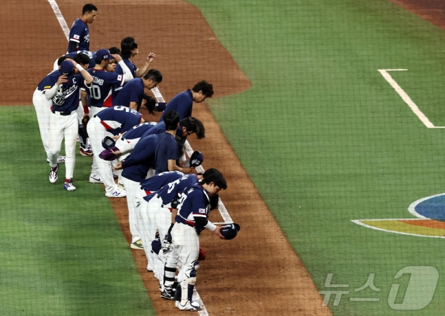 콜드게임 패배 후 관중들에게 고개를 숙여 인사하는 대표팀 선수들. /사진=뉴스1