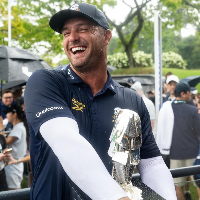 디섐보가 리브(LIV) 골프 싱가포르 우승 후 트로피를 품에 안고 환하게 웃고 있다. /사진=LIV 골프 공식 SNS