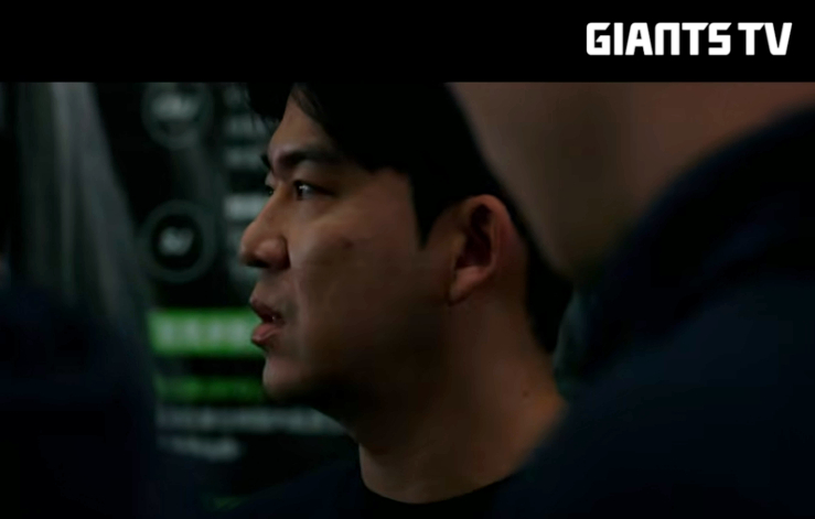 롯데 자이언츠 베테랑 김민성이 대만 스프링캠프 도중 선수단에 메시지를 전하고 있다. /사진=롯데 자이언츠 공식 SNS 영상 갈무리