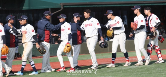 김태형(왼쪽) 롯데 감독과 코칭스태프 및 선수들. /사진=김진경 대기자