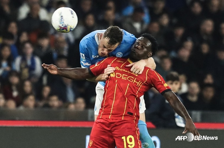 공중볼 경합을 펼치는 라멕 반다. /AFPBBNews=뉴스1