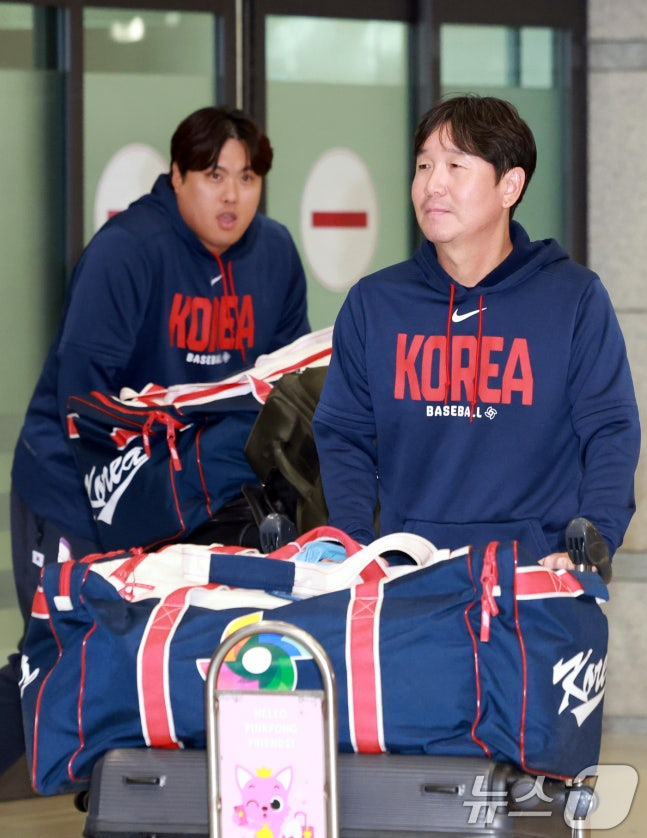 2026 월드베이스볼클래식(WBC) 대한민국 야구 대표팀의 류지현(오른쪽) 감독과 류현진이 16일 인천공항 제1여객터미널을 통해 입국하고 있다. /사진=뉴스1