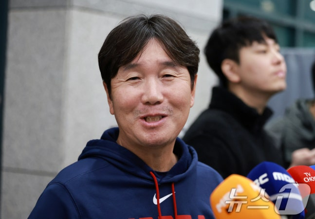 2026 월드베이스볼클래식(WBC) 대한민국 야구 대표팀을 이끈 류지현 감독이 16일 인천공항 제1여객터미널을 통해 입국한 뒤 인터뷰에 임하고 있다. /사진=뉴스1