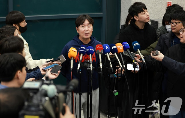 2026 월드베이스볼클래식(WBC) 대한민국 야구 대표팀을 이끈 류지현 감독이 16일 인천공항 제1여객터미널을 통해 입국한 뒤 인터뷰에 임하고 있다. /사진=뉴스1