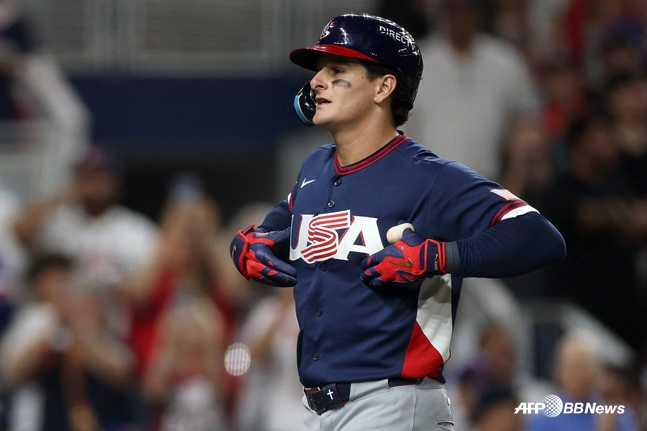 앤서니가 홈런 직후 유니폼의 USA를 보이고 있다. /AFPBBNews=뉴스1