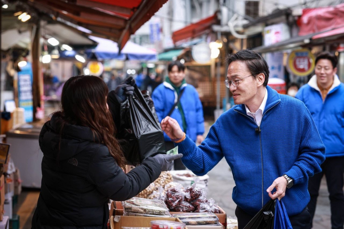 박주민 더불어민주당 서울시장 예비후보가 지난 5일 서울 마포구 공덕시장에서 진행한 '박주민시장에갑니다' 일정 소화 도중 시민들과 인사를 나누는 모습 /사진=박주민 의원실