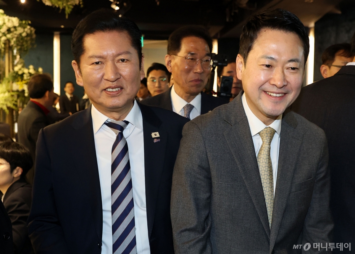 [서울=뉴시스] 이영환 기자 = 정청래(왼쪽) 더불어민주당 대표와 장동혁 국민의힘 대표가 10일 서울 영등포구 한국노총 웨딩여율리에서 열린 '한국노총 창립 제80주년 기념식 및 후원의 날'에 참석하고 있다. (공동취재) 2026.03.10. photo@newsis.com /사진=