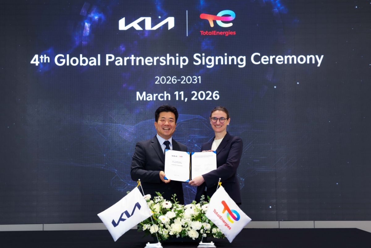 경기 용인시 오산교육센터에서 개최한 기아-토탈에너지스 글로벌 파트너십 계약연장 체결식에서 두 회사 임원들이 기념 촬영을 하고 있다. (왼쪽부터)황동환 기아 오너십관리사업부장, 엘로디 루스 토탈에너지스 자동차부문 부사장/사진= 기아 제공