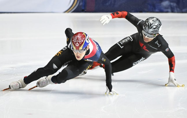  임종언(왼쪽)이 15일(현지 시간) 캐나다 몬트리올 리처드 아레나에서 열린 2026 국제빙상경기연맹(ISU) 쇼트트랙 세계선수권대회 남자 1000m 결선 경기를 펼치고 있다./사진=뉴시스