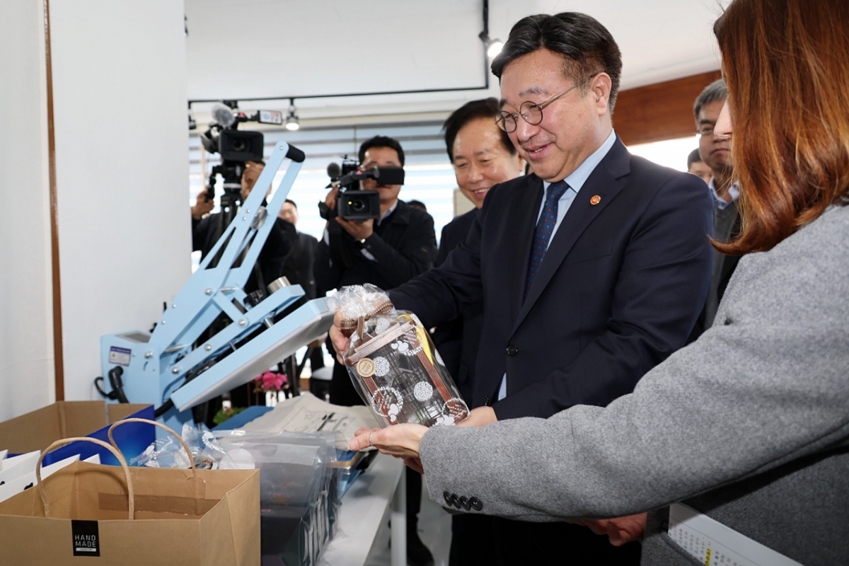 윤호중 행정안전부 장관이 16일 경북 안동시에 위치한 사회연대경제 우수 사례인 '다누림협동조합'을 방문했다./사진제공=행정안전부