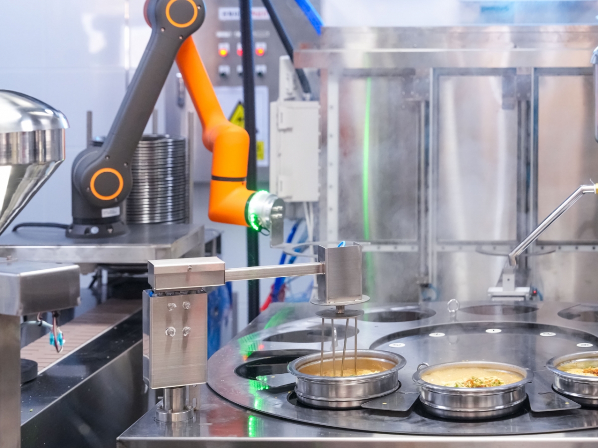 라면을 조리하고 있는 한화로보틱스 협동로봇./사진제공=한화비전