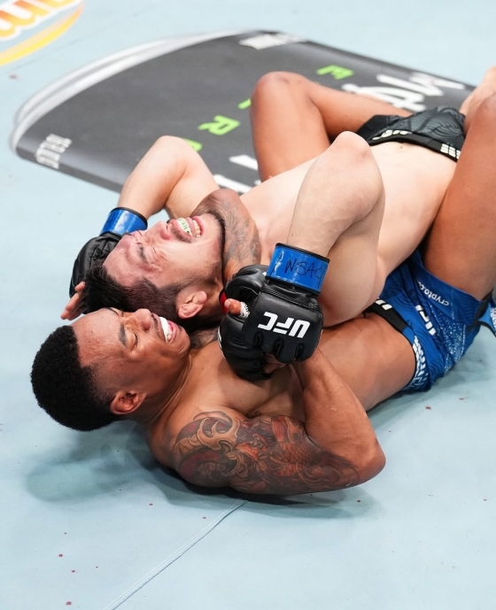 일라이쟈 스미스(아래)가 15일(한국시간) 미국 네바다주 라스베이거스 메타 에이펙스에서 열린 'UFC 파이트 나이트: 에멧 vs 바셰호스' 언더카드 밴텀급 경기 중 유수영에게 리어네이키드 초크를 걸고 있다. /사진=UFC 코리아 공식 사회관계망서비스(SNS)