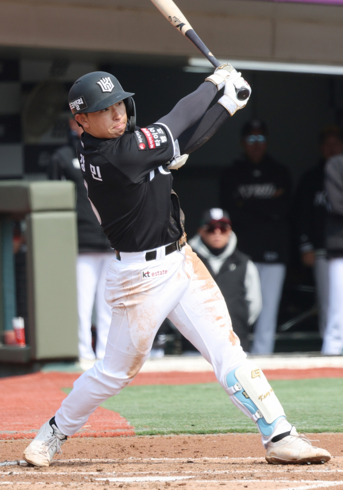 2026 신한 SOL Bank KBO리그 시범경기 롯데 자이언츠 대 KT 위즈 경기가 12일 부산 사직야구장에서 열렸다. KT 이강민이 힘찬 타격을 하고 있다. /사진=김진경 대기자