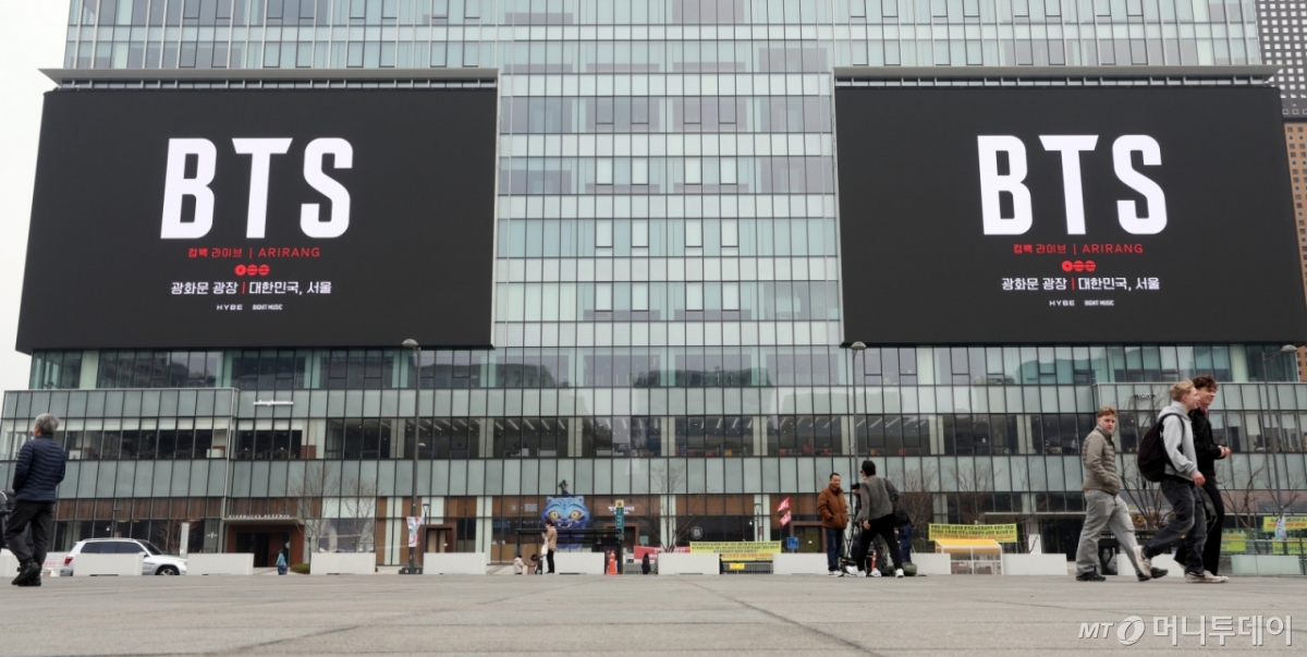 (서울=뉴스1) 김명섭 기자 = 15일 서울 종로구 kt빌딩 전광판에 방탄소년단(BTS)의 컴백 라이브 공연 광고가 나오고 있다. 약 3년 9개월 만에 컴백하는 방탄소년단(BTS)의 공연은 오는 21일 오후 8시 광화문광장에서 ‘BTS 컴백 라이브: 아리랑(ARIRANG)’이라는 타이틀로 개최된다. 2026.3.15/뉴스1  Copyright © 뉴스1. All rights reserved. 무단 전재 및 재배포,  AI학습 이용 금지. /사진=(서울=뉴스1) 김명섭 기자