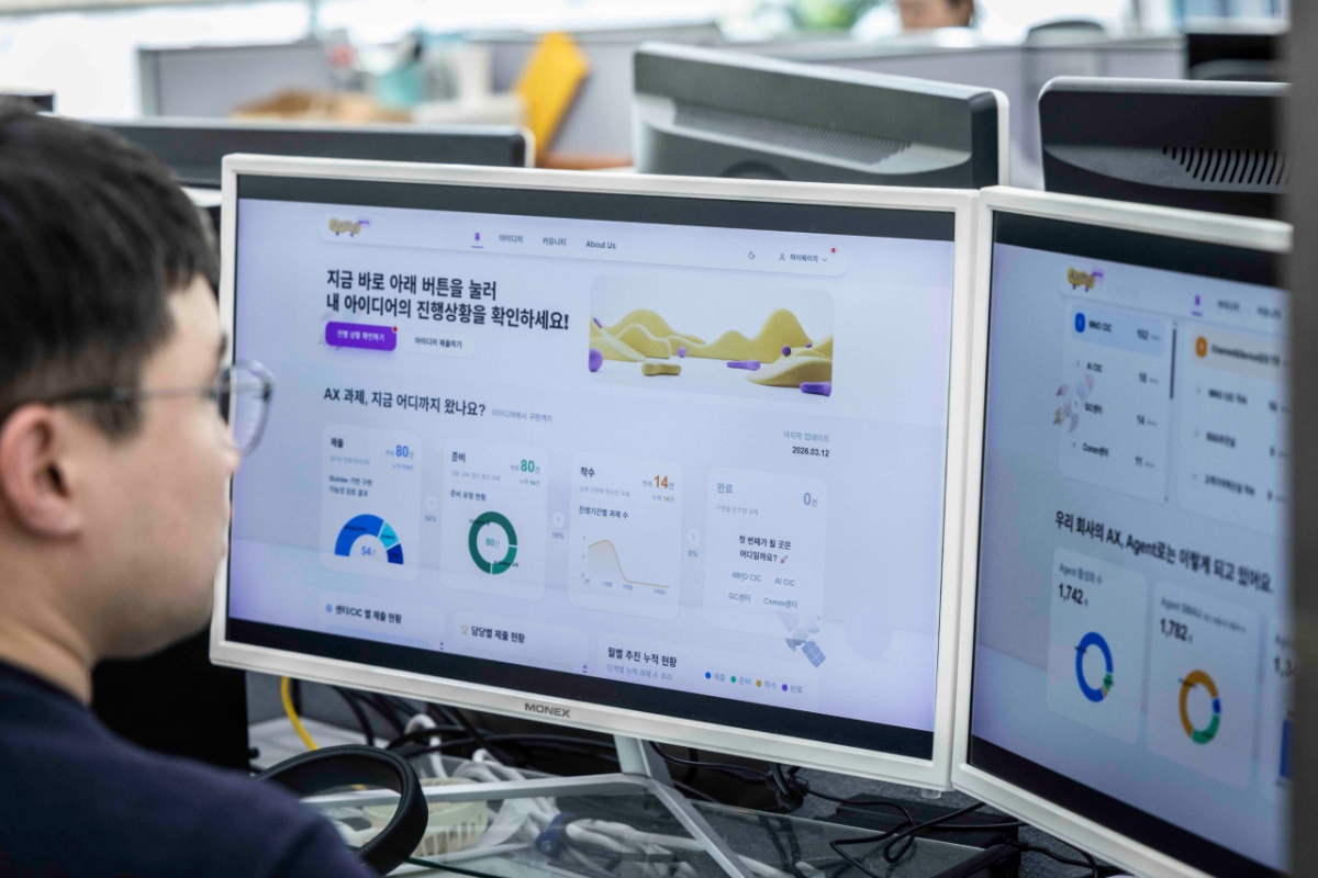 SKT 구성원이 전용 플랫폼 ‘AXMS’를 활용해 업무 현장에 적용할 AI 과제를 구체화하고 있다./사진=SK텔레콤