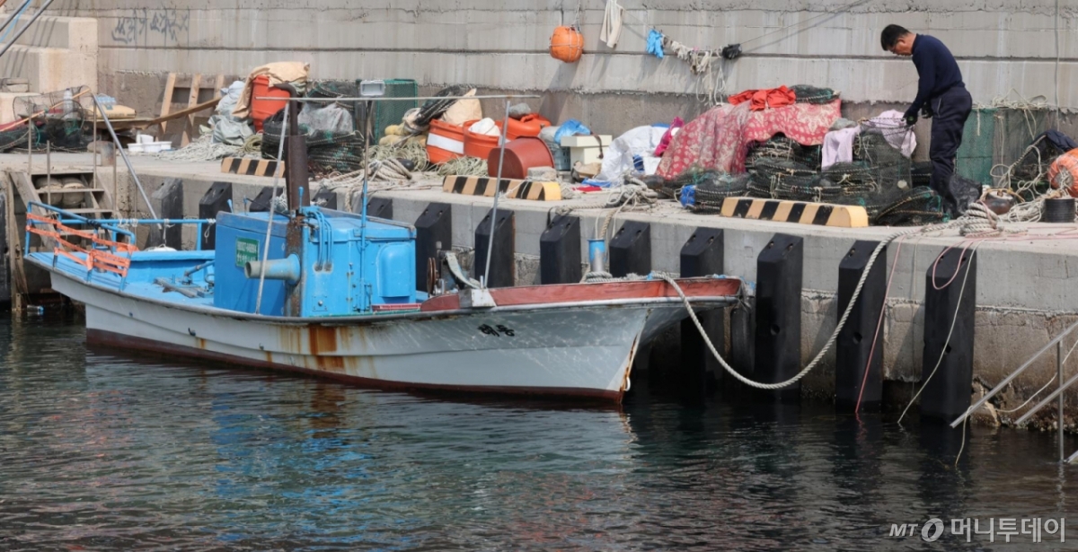 어촌마을 방파제에서 어부가 어구를 손질하고 있다./사진=뉴시스.