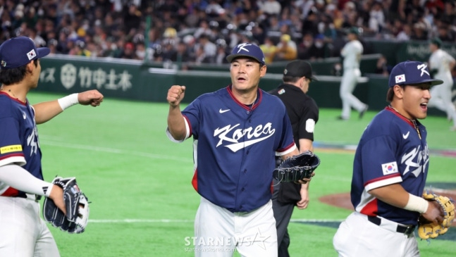 노경은(가운데)이 투구를 마치고 더그아웃으로 들어오고 있다. /사진=강영조 선임기자