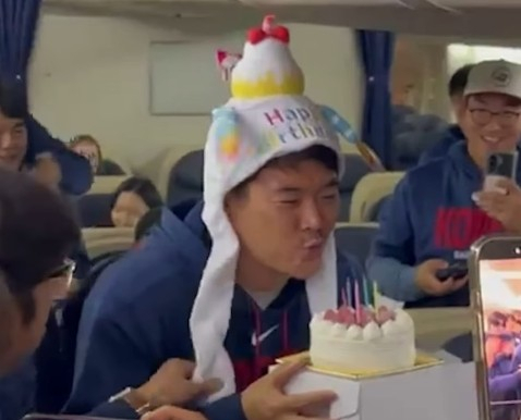노경은이 지난 11일 미국으로 이동하는 전세기 안에서 동료들이 준비한 생일 케이크 촛불을 불어 끄고 있다. /사진=KBO 공식 SNS 영상 캡처
