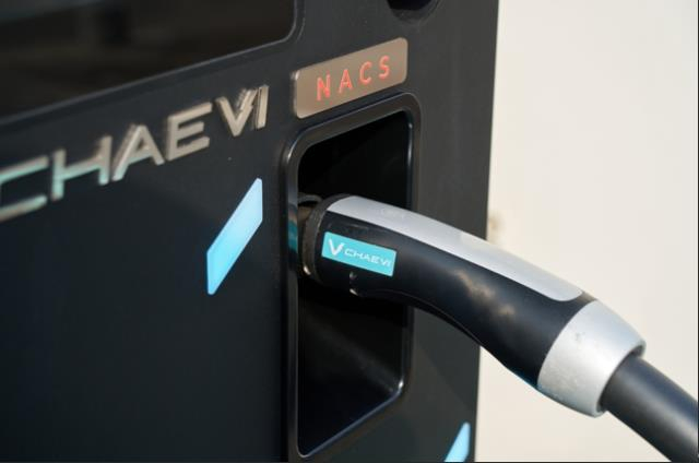 NACS 커넥터가 장착돼 테슬라 차량도 편리하게 충전 가능한 채비 3세대 급속 충전기 '슈퍼소닉(SuperSonic)'